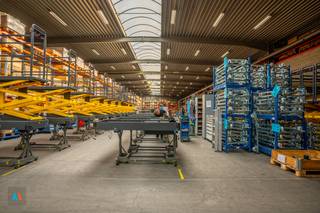 Polyvalente industriële loods in Hoogstraten, Hinnenboomstraat 1. <br /><br />Deze moderne ruimte van 2.290 m², gebouwd in 2020, is perfect voor opslag, productie of werkplaats. Met een maximale hoogte van 7,50 meter, 19 parkeerplaatsen, kantoorruimtes, sanitair en een refter biedt het pand uitstekende voorzieningen. Voorzien van rolbruggen voor zware lasten en meerdere toegangspunten, is de loods gemakkelijk bereikbaar via de E19 en E34. Beschikbaar vanaf oktober 2024. <br /><br />Ideaal voor bedrijven die op zoek zijn naar ruimte en flexibiliteit. Neem contact op met Aertsen Makelaars voor meer informatie of een bezichtiging!