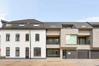 Bent u op zoek naar een ruim, modern en energiezuinig appartement in Wielsbeke, op wandelafstand van de Leie? Ontdek dit stijlvolle hoekappartement op de tweede verdieping van residentie De Rembrandt, waar comfort, kwaliteit en een uitstekende ligging samenkomen.Met een bewoonbare oppervlakte van 121 m² geniet u van een lichtrijke leefruimte met open, volledig uitgeruste keuken en een praktische was-/bergruimte. Via de leefruimte bereikt u het zonnige terras van 11 m², ideaal om in alle rust te ontspannen. Verder beschikt het appartement over 2 volwaardige slaapkamers, een ruime badkamer met douche, ligbad en dubbele lavabo, een gastentoilet en een handige berging.Dankzij vloerverwarming, privatieve zonnepanelen en een uitstekend E-peil 18 woont u bijzonder energiezuinig en geniet u van een hoog wooncomfort. Bovendien kan dit appartement, mits voldaan aan de voorwaarden, aangekocht worden aan het verlaagde btw-tarief van 6%.Extra troeven zijn de lift, een private berging, de mogelijkheid tot aankoop van een garage en de centrale ligging nabij winkels, verbindingswegen en de prachtige wandel- en fietsroutes langs de Leie.Een instapklaar appartement voor wie op zoek is naar ruimte, comfort en energiezuinig wonen.Interesse? Contacteer Luna via luna@immobeguin.be voor meer informatie of een bezoek.