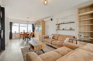 Instapklare bel-etage woning, gelegen in de Hamstraat, een doodlopende straat in Nederename (Oudenaarde). De woning is reeds gerenoveerd en geniet van een gunstig EPC B. INDELING VAN DE WONING:Gelijkvloers: * inkomhal * berging / wasplaats* garage met toegang naar de tuinEerste verdieping:* lichtrijke leefruimte* uitgeruste keuken met aansluitend terras/balkon* hal met apart toilet Tweede verdieping: * 3 slaapkamers* badkamer met douche en toiletExterieur:* tuin met terras * oprit ALGEMENE INFORMATIE:* dubbele beglazing PVC* centrale verwarming op aardgas* lucht/lucht warmtepomp* zonnepanelen + batterij aanwezig* dakisolatie + spouwisolatie* stadswater + waterontharder aanwezig EPC: 113 kWh/m²EPC: Bestuursmaatregelen in het maatregelenregister: nee