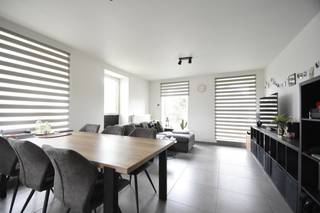 Instapklaar duplex appartement bestaande uit inkomhal, leefruimte met veel lichtinval en ingerichte open keuken.Apart gastentoilet.Berging/wasplaats...