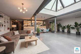 <br />Ontdek deze uitzonderlijke loftwoning met een bewoonbare oppervlakte van maar liefst 686 m² – een zeldzame vondst voor wie wonen en ruimte harmonieus wil combineren.<br />Dit karaktervolle, monumentale gebouw straalt grandeur uit en biedt een waaier aan mogelijkheden voor zelfstandigen, ondernemers of creatievelingen die op zoek zijn naar een unieke leef- én werkomgeving.<br /><br /><strong>Riante leef-loft</strong> <br />Centraal in het pand bevindt zich een royale ruimte die vandaag dienst doet als toonzaal, maar dankzij de vernieuwde vloerverwarming en de open architectuur moeiteloos kan worden omgevormd tot een spectaculaire leefloft.<br />Aansluitend bevindt zich een stijlvolle uitbouw/veranda met uitzicht op de groene tuin – perfect als warme leefruimte, creatieve werkplek.<br />Daarnaast beschikt de woning over een praktische garage met zolderruimte én zes privéparkeerplaatsen: een waardevolle troef voor wie klanten ontvangt of meerdere voertuigen veilig wil stallen.<br /><strong>Duplex appartement op de verdieping</strong><br />Op de bovenverdieping bevindt zich een duplex appartement dat zowel kan dienen als hoofdverblijf als gastenkamer. Dankzij de directe verbinding met de benedenruimte vormt dit de ideale setting om wonen en werken naadloos samen te brengen.<br /><br /><strong>EPC-label C – geen renovatieverplichting</strong><br />Met een gunstig EPC-label C geniet deze eigendom van een solide energetische basis, zonder verplichte renovatie. Perfect voor de koper met visie die deze unieke loft verder wil verfijnen volgens eigen smaak en behoeften. Bent u klaar om deze uitzonderlijke eigendom naar een hoger niveau te tillen?<br />Met zijn indrukwekkende oppervlakte, sterke uitstraling en unieke combinatie van woon- en werkruimtes biedt dit pand een buitenkans op de huidige markt.<br />Laat u inspireren door de mogelijkheden en ontdek hoe deze locatie uw nieuwe thuisbasis én creatieve of professionele uitvalsbasis kan worden.<br /><strong>Deze woning dient verder afgewerkt te worden, de render foto's zijn enkel om een beeld te scheppen hoe de woning er kan uitzien na verdere werken.</strong><br /><br />Wacht niet te lang om deze unieke kans te grijpen. Kom het zelf ontdekken en ervaar de verschillende mogelijkheden die deze woning te bieden heeft. Wij staan klaar om u te verwelkomen in uw toekomstige droomhuis! Bel ons vrijblijvend op voor een bezoek en info. Wij begeleiden u graag met de glimlach op zoek naar uw droomwoning . T. 051 62 40 40.<br />