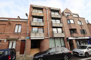 Deze - deels bemeubelde - studio, is gelegen op de tweede verdieping (lift aanwezig) en beschikt over een leefruimte met een keukenblok, balkon en een badkamer met een toilet, lavabo, ligbad (met douchemogelijkheid) en een aansluiting voor een wasmachine.<br />Met een gunstig EPC B-label!<br />En de elektrische installatie is conform &amp; het asbestinventarisattest vermeldt dat de studio asbestveilig is.<br /><br />Bij de studio horen 2 autostaanplaatsen. Deze zijn gelegen aan de achterkant van het gebouw (en zo ook te voet bereikbaar) en met de auto bereikbaar via de Groenstraat t.h.v. huisnummer 171. En ze dienen mee aangekocht te worden aan € 30.000 (voor de 2 plaatsen samen). De studio is dus enkel samen met de 2 staanplaatsen te koop aan € 225.000.<br /><br />De studio is vrij bij akte en de staanplaatsen zijn verhuurd (plaats 2 kan vrij zijn bij akte en staanplaats 3 is verhuurd tot eind januari 2027).<br /><br />Lage gemeenschappelijke kosten! Deze bedragen (volgens de recentste afrekening) slechts € 79 per maand en dat is inclusief het waterverbruik van de studio!<br />En het aandeel van de studio (en de staanplaatsen) in het reservekapitaal bedraagt momenteel € 500 (spaarpotje dat de koper krijgt).<br /><br />Het gebouw is geleggen over de kruising met Mezenlaan en vlakbij het Heilig Hartschool.<br />Deze buurt is interessant qua verhuring gezien de strategische ligging: het appartement ligt op slechts 1 km van de Leuvense ring en o.a. de Arenberg-campus en Wetenschapspark Heverlee (Imec, etc.) liggen vlakbij. <br />Ook heel goed bereikbaar met het openbaar vervoer: bushalte van de frequente lijn 2 op 100 meter van de studio.<br /><br /><em>Te bezichtigen na TELEFONISCH contact op 016 23 44 16 tijdens de openingsuren, bedankt.<br />VIEWINGS AFTER CALLING US ON 016 23 44 16 during office hours, thx.</em>