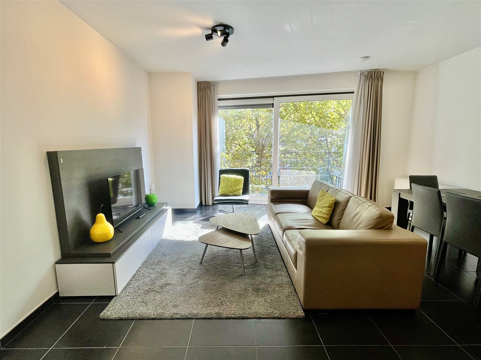 Recent gemeubeld 1K-appt op derde verdiep met terras! - foto 3