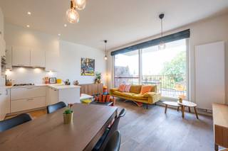 <p>Prachtig instapklaar appartement in een recent gebouw (2017), afgewerkt met parketvloer en gelegen in een rustige, groene omgeving zonder inkijk. Een ideaal appartement voor beginnende starter, alleenstaande of jong of ouder koppel.<br /><br />Dit appartement is bijzonder interessant voor families die graag dicht bij elkaar wonen. In combinatie met het naastgelegen appartement biedt dit een ideale oplossing voor twee gezinnen, ouders en kinderen of een kangoeroewoonconcept, waarbij iedereen zijn eigen privacy behoudt terwijl men toch vlak bij elkaar woont.<br /><br /><strong>INDELING</strong><br />Inkomhal<br />Lichtrijke leefruimte met hoge plafonds<br />Open keuken<br />Twee slaapkamers<br />Berging met aansluiting voor wasmachine<br />Ruim terras bereikbaar vanuit de leefruimte. Voor het terras werd reeds gemeentelijke goedkeuring verkregen om het verder uit te breiden.<br /><br />Gemeenschappelijke berging op het gelijkvloers voor afval.<br /><br />Via de lift bereikt u rechtstreeks de ondergrondse autostaanplaats. Naast de staanplaats bevindt zich extra open ruimte, ideaal voor fietsen of bijkomende opslag.<br /><br /><strong>POSITIEVE ASPECTEN</strong><br />- Recent gebouw (2017)<br />- Instapklaar<br />- Parketvloer<br />- Ruim terras met groen uitzicht en volledige privacy<br />- Goedkeuring voor uitbreiding terras<br />- Ventilatiesysteem aanwezig<br />- Lift rechtstreeks naar de ondergrondse parking<br />- Autostaanplaats met extra ruimte voor fietsen<br />- Syndicus in eigen beheer<br />- Lage gemeenschappelijke kosten: €85/maand<br /><br />Gelegen nabij scholen, winkels, openbaar vervoer en de waterbus, met een vlotte verbinding naar Antwerpen, Brussel en Mechelen. Beschikbaarheid te bespreken. </p>