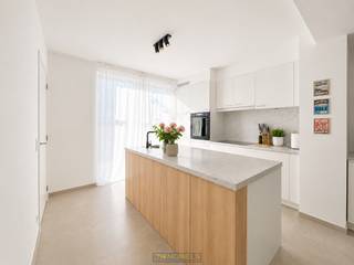 À louer : Maison neuve à consommation d'énergie quasi nulle (BEN) à Audenarde Située dans un emplacement de choix, à proximité du centre et de la gare d'Audenarde, cette agréable maison à consommation d'énergie quasi nulle (BEN) fait partie du célèbre projet immobilier « SAFFROU ». L'aménagement intérieur optimise l'espace, privilégiant la lumière naturelle et une sensation d'ouverture et d'espace. Des matériaux durables garantissent le confort que vous méritez. Construite selon les normes énergétiques actuelles les plus strictes, la maison assure de faibles factures d'énergie grâce à son statut BEN, obtenu grâce à des équipements tels qu'une pompe à chaleur dédiée et des panneaux solaires. Outre ces nombreux atouts, la maison se trouve au sein d'un quartier verdoyant où la qualité de vie est une priorité. Le site est entièrement piétonnier (bien que l'accès en voiture jusqu'à la maison soit possible) et de nombreuses places de stationnement pour les visiteurs sont prévues. La disposition est la suivante : hall d'entrée, toilettes séparées, séjour lumineux avec cuisine ouverte, débarras pratique, palier, trois chambres de taille confortable et une salle de bain entièrement équipée. De plus, la propriété dispose d'une terrasse ensoleillée avec un jardin joliment aménagé, ainsi que d'un abri voiture fermé avec un espace de rangement supplémentaire attenant. POINTS FORTS : Panneaux solaires – Pompe à chaleur – Consommation d'énergie quasi nulle (BEN) En bref : un ensemble complet en harmonie avec son environnement, offrant une conception de vie bien pensée ! Remarque : La maison convient pour un maximum de 4 à 5 personnes. Pour garantir que le loyer reste abordable, la règle empirique suivante est appliquée : ** euros x 3 = *** euros Adresse : Johanna van der Gheynststraat 48, 9700 Audenarde Disponible à partir du 1er octobre 2026 Loyer : €** /mois + 15 €/mois de charges PEB : 27 kWh/m², Niveau E : 16 Code unique : 204999