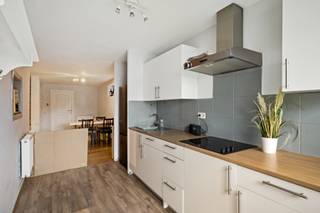 Gelijkvloers appartement met tuin (af te werken naar eigen smaak).Dit ruim gelijkvloers appartement met tuin biedt tal van mogelijkheden en kan...