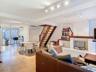 Gezellige rijwoning centraal gelegen op slechts 1 km van de Grote Markt te Poperinge. Leuk west-gericht stadstuintje aanwezig. Beurtlings parkeren...