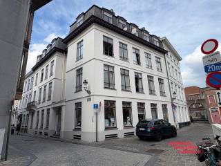 Dit appartement ligt midden in het hart van het centrum van Brugge, op een toplocatie waar u geniet van alles wat de stad te bieden heeft. Winkels, restaurants en culturele bezienswaardigheden zijn op wandelafstand bereikbaar, waardoor u volop kunt genieten van het bruisende stadsleven.<br /><br />Binnen vindt u twee comfortabele slaapkamers, ideaal voor zowel gezinnen als koppels die op zoek zijn naar extra ruimte. De ruime keuken en leefruimte bieden een aangename en praktische indeling, perfect om samen te koken, te ontspannen en gasten te ontvangen.<br /><br />Dankzij de centrale ligging combineert dit appartement het gemak van de stad met een gezellig wooncomfort. Het is de ideale plek voor wie centraal wil wonen zonder in te leveren op ruimte en leefbaarheid.