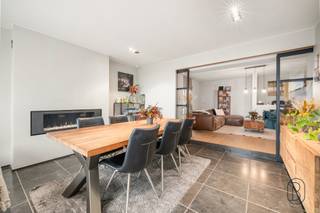 Te koop: stijlvol gerenoveerde woning met loods en grote tuin in Zwevegem. <br /><br />In Zwevegem-Heestert, op een ruim perceel van 2.700 m², bevindt zich deze stijlvolle, energiezuinige woning met loods van 300m².<br />De eigendom combineert modern wooncomfort met praktische werkruimte — ideaal voor wie wonen en werken wil verenigen in een groene, rustige omgeving.<br /><br />Wat maakt dit pand uniek?<br />De woning verwelkomt je met een inkomhal met inmaakkasten, gezellige zithoek, lichtrijke eetplaats, en een moderne leefkeuken met gasvuur en zicht op de tuin. Verder zijn er een speelkamer/bureau, een badkamer en ruime berging/wasplaats met heel wat kastruimte op het gelijkvloers. <br />Op de eerste verdieping bevinden zich drie slaapkamers met ingemaakte kasten en airco (waarvan één met dressing) en een 2de stijlvolle badkamer. <br />De tot in de puntjes afgewerkte 2de verdieping kan dienstdoen als bureau of als masterbedroom/polyvalente ruimte. <br /><br />De loods van 300 m² beschikt over twee sectionale poorten en biedt talloze mogelijkheden — ideaal voor zelfstandigen, opslag of autoliefhebbers.<br /><br />Deze woning werd volledig vernieuwd met oog voor kwaliteit en duurzaamheid: vloerverwarming op gas, 16 zonnepanelen, laadpaal, dubbel glas in hout en aluminium en airco-installaties van 2024. De rustige ligging en het prachtig open uitzicht maken het plaatje compleet.<br /><br />Voor wie is dit ideaal?<br />Perfect voor gezinnen of ondernemers die een energiezuinige en instapklare woning zoeken met werk- of opslagruimte, in een groene en goed bereikbare omgeving.<br /><br />Te koop via Immo Beguin, jouw vastgoedexpert sinds 2009n met kantoren in Ronse, Waregem, Kortrijk, Deinze, Doornik en Lessines.<br /><br />Afspraak via feline@immobeguin.be<br /><br />*AI: de voorgevel werd wit geschilderd met AI