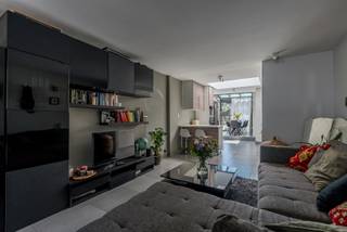 Gerenoveerde instapklare woning in Geel centrum!<br /><br />Deze gezellige stadswoning is gelegen op een boogscheut van winkels, openbaar vervoer, scholen, ziekenhuis en de Geelse markt.<br />In 2008 werd er een totaalrenovatie gedaan waardoor u terecht komt in een instapklaar verhaal.<br /><br />Gelijkvloers vinden we de leefruimte met open keuken vanwaar u toegang heeft tot de leuke tuin met tuinberging en mooi terras. Tevens is er een apart toilet aanwezig.<br />Op de 1e en 2e verdieping zijn er 2 ruime slaapkamers en prachtige badkamer met inloopdouche, lavabomeubel en toilet. Hier zijn ook voorzieningen aanwezig voor wasmachine en droogkast.<br /><br />De woning is ideaal als starterswoning maar ook als opbrengsteigendom door de fantastische ligging.<br />U heeft de mogelijkheid om te parkeren op een autostaanplaats op wandelafstand verder in de straat maar is niet verplicht om deze bij te huren. <br /><br />Troeven:<br />- instapklaar<br />- gunstig EPC label B (geen renovatieplicht)<br />- topligging centrum Geel<br />- elektriciteit conform tot 2042 en volledig Asbestveilig<br />- toegang langs de achterkant voor vuilbakken en fietsen<br /><br />Lijkt deze charmante woning iets voor u? Maak dan snel uw afspraak via info@immovl.be of 014 58 02 08.