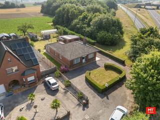 Op een landelijke, maar vlot bereikbare locatie nabij de A19 Ieper–Kortrijk treffen we deze stevige, vrijstaande woning aan. Met een perceel van meer dan 1.000 m² en een kloeke structuur biedt dit pand tal van mogelijkheden.<br /><br /><strong>Indeling van de woning</strong><br />De gelijkvloerse verdieping omvat een inkomhal (7 m²), lichtrijke woon- en eetkamer (37 m²), keuken met basisuitrusting ( 7 m² - oven, kookplaat, dampkap, spoelbak), berging (2 m²), technische ruimte (4 m²), drie slaapkamers (13 - 13 - 7 m²) en een badkamer met douche en wastafel (3 m²). <br />1ste verdieping: zolder <br /><br /><strong>Kenmerken</strong><br />- Mooie grondoppervlakte (1.111 m²) met landelijk verzicht <br />- Aparte garage (33 m²) waarvan een gedeelte onderkelderd; <br />- Centrale verwarming op stookolie, grotendeels dubbele/HR-beglazing, ... <br />- ...<br /><br />Meer informatie of een vrijblijvend bezoek? Contacteer Eden op 0470 43 78 21 of mail info@minthus.be