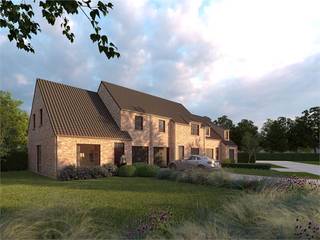 Deze charmante landelijke nieuwbouwwoning is gelegen vlakbij het centrum van Maldegem. De tuin is oostelijk georiënteerd en kijkt op de nieuw aangelegde groenzone. De woning geniet van een optimale woningindeling met op het gelijkvloers een inpandige garage, een inkomhal met gastentoilet en een lichtrijke leefruimte met open keuken. Op de eerste verdieping bevinden zich 3 slaapkamers, een dressing en een badkamer met bad + inloopdouche. De praktische zolder is toegankelijk met een uitschuifbare zoldertrap. Deze woning is ondertussen in volle opbouw, de afwerking kan door u zelf of door ons gebeuren. Standaard zijn sowieso energiezuinige technieken inbegrepen: er is geluidswerende beglazing, een warmtepomp, ventilatie D en vloerverwarming op beide verdiepingen voorzien. Zie jij jezelf hier wonen? We begeleiden je graag op weg naar je nieuwe (t)huis. Contacteer de bouwadviseur voor meer informatie op 0497 588 888 of mail naar contact@huysmanbouw.be