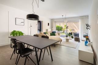 Dit ruime gelijkvloers future proof nieuwbouw appartement van 2010 met drie slaapkamers vinkt werkelijk alle boxen aan:<br /><br />- grote buitenruimte van 70m² met mooi terras én zonnige tuin<br />- ruime en lichtrijke leefruimte <br />- prachtige open en volledig ingerichte keuken (vernieuwd in 2021) met leuke toog<br />- mooie badkamer met ligbad én inloopdouche, apart toilet in de inkomhal<br />- praktische ruime wasberging, extra grote berging in de kelder en aparte fietsenberging<br />- 3 slaapkamers waarvan 1 grote master met dressing<br />- Ruime autostaanplaats (bij te kopen aan 30.000 euro) <br />- Energie zuinig B-label, blanco elektrische keuring, asbestvrij<br /><br />Ligging<br />Centrale ligging te Hoboken, in een rustige en residentiële wijk. Op een steenworp van de Hobokense Polder, park Sorghvliedt en het fort van Hoboken: dat is genieten van veel groen in de onmiddellijke omgeving! <br /><br />Verplichte vermeldingen<br />EPC score: B label: 161 kWh/m²<br />Stedenbouwkundige inlichtingen in aanvraag<br />P score A, G score A<br /><br />Bijzonderheden<br />- Dit prachtige appartement is 100 % instapklaar<br />- Alle voordelen van nieuwbouw, met verkoop onder registratie rechten!<br />- Cv op gas, HR combi-ketel werd in 2024 geplaatst<br />- Ramen met HR beglazing, voorzien van rolluiken<br />- Keuken werd in 2021 volledig vernieuwd en voorzien van alle nodige toestellen incl. combi stoomoven en combi microgolf/oven