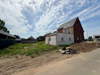 <p><span>Rijksweg 521 te Dilsen-Stokkem: instapklaar gelijkvloers appartement met tuintje, terras en privatieve parkeerplaats.</span></p><p><span> </span></p><p><span>Bent u op zoek naar een energiezuinig, volledig vernieuwd appartement op een centrale locatie in Dilsen-Stokkem? Dan is dit prachtig gelijkvloers appartement aan de Rijksweg 521 absoluut een bezoek waard.</span></p><p><span> </span></p><p><span>Dit appartement maakt deel uit van een kleinschalige residentie die momenteel wordt afgewerkt en werd gerealiseerd door de grondige herontwikkeling van een bestaande woning naar twee volwaardige appartementen. Hierbij werd werkelijk alles vernieuwd, waaronder het dak, de elektrische installatie, sanitaire leidingen, afvoeren en technische voorzieningen. Het appartement wordt volledig instapklaar opgeleverd.</span></p><p><span> </span></p><p><span>De ligging vormt zonder twijfel een belangrijke troef. Zo bevindt u zich vlak naast de Jumbo-supermarkt en geniet u van een uitstekende bereikbaarheid richting Maasmechelen, Maaseik en de Nederlandse grens. Winkels, scholen, openbaar vervoer en dagelijkse voorzieningen bevinden zich op wandel- of korte rijafstand.</span></p><p><span> </span></p><p><span>Indeling:</span></p><ul><li><span>Aparte privatieve inkomhal</span></li><li><span>Gastentoilet</span></li><li><span>Technische ruimte, voorzien van een ventilatiesysteem type D</span></li><li><span>Ruime badkamer met inloopdouche en tweede toilet</span></li><li><span>Twee volwaardige slaapkamers</span></li><li><span>Gezellige leefruimte met veel lichtinval</span></li><li><span>Keuken aansluitend aan de leefruimte</span></li><li><span>Praktische berging naast de keuken</span></li><li><span>Kelderberging, ideaal als extra opslagruimte</span></li><li><span>Terras en tuintje aansluitend aan de leefruimte</span></li><li><span>Privatieve autostaanplaats</span></li></ul><p><span>De buitenaanleg bevindt zich momenteel in de laatste fase van afwerking. De tuin en buitenruimte zullen volledig worden aangelegd conform het voorziene inplantingsplan, zodat u kunt genieten van een verzorgde buitenomgeving.</span></p><p><span> </span></p><p><span>Troeven:</span></p><ul><li><span>Volledig vernieuwd appartement</span></li><li><span>Zeer energiezuinig</span></li><li><span>Geen asbest</span></li><li><span>Elektriciteit conform </span></li></ul><ul><li><span>Gelijkvloers wonen met eigen toegang</span></li><li><span>Twee ruime slaapkamers</span></li><li><span>Terras en privatieve tuin</span></li><li><span>Ventilatiesysteem D</span></li><li><span>Privatieve parkeerplaats</span></li><li><span>Centrale ligging nabij Jumbo en voorzieningen</span></li><li><span>Instapklaar bij oplevering</span></li><li><span>Kleinschalige residentie</span></li></ul><p><span>Interesse in dit nieuw afgewerkte appartement? Neem gerust contact op voor meer informatie of een bezoek ter plaatse.</span></p><p><span>Robin Raeven - 0484 35 73 08 - robin@jemar.be</span></p><p><span> </span></p>