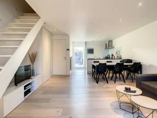 Op zoek naar een instapklaar nieuwbouwappartement in Aarschot? Op de tweede verdieping van een nieuwbouwproject in de Theo de Beckerstraat vind je een aangenaam en efficiënt ingericht appartement waar je vanaf de eerste dag helemaal thuis komt. De ligging combineert de rust van een groene rand met alle troeven van de stad op wandelafstand, ideaal voor wie houdt van comfort zonder in te boeten aan bereikbaarheid.
Eenmaal binnen kom je terecht in een overzichtelijke inkomhal die toegang geeft tot de leefruimte, waar de open keuken naadloos aansluit op het woongedeelte. Deze lichtrijke leefruimte vormt het kloppende hart van de woning en geeft toegang tot het terras van 14 m², perfect om buiten te ontbijten of gewoon even tot rust te komen. De ruime slaapkamer biedt voldoende privacy, en de badkamer is voorzien van een apart toilet. In totaal beschik je over een bewoonbare oppervlakte van 67 m², slim ingedeeld zodat elke vierkante meter zijn nut heeft.
Als nieuwbouw voldoet dit appartement aan de actuele bouwnormen en biedt het een energiezuinig comfort, met een EPC-label C (248 kWh/m²). De afwerking is kwalitatief en tijdloos, zodat je zelf nog je eigen accenten kan toevoegen. Dankzij het terras haal je bovendien ook buiten wonen naar je appartement, zonder gedoe met onderhoud van tuin of grote buitenruimtes.
De omgeving laat weinig te wensen over: winkels, scholen, een sportcentrum en het openbaar vervoer liggen op wandel- of fietsafstand, en ook het station en de invalswegen zijn vlot bereikbaar. Zo combineer je een rustige thuisbasis met alle gemakken van een goed bereikbare stad. Wil je dit nieuwbouwappartement met eigen ogen zien? Neem gerust contact op met ons kantoor om een bezoek in te plannen, we tonen je met plezier alle mogelijkheden.