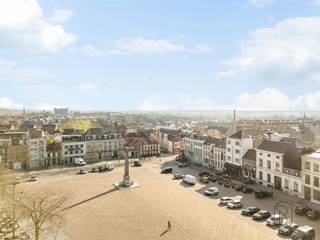 UNIEK gelegen op de MARKT van RONSE: prachtige HERENWONING met enorm veel potentieel. Deze prachtige neoclassicistische herenwoning vormt...