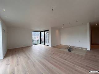 <p><span>Luxueus energiezuinig nieuwbouw appartement 1.1 gelegen in blok A </span></p><p><span> </span></p><p><span>Het appartement op de eerste verdieping heeft een oppervlakte van 120,5 m</span><span><sup>2</sup></span><span>, 3 slaapkamers, 2 badkamers en een terras zodat u steeds in alle rust van de omgeving kan genieten. </span></p><p><span>Ondergronds bevindt er zich een ruime parkeergarage met garageboxen, autostaanplaatsen en afzonderlijke bergingen.</span></p><p><span> </span></p><p><span>Ieder appartement is uitgerust met vloerverwarming  d.m.v. een lucht-water warmtepomp en met een mechanisch ventilatiesysteem type C+evo. </span></p><p><span>De BEN-eisen (bijna energie neutraal) worden gerealiseerd door bijzondere aandacht te geven aan luchtdichtheid, goede isolatie, zuinige verwarmingsinstallaties en zonnepanelen. Iedere unit wordt afgewerkt met hoogwaardige materialen. </span></p><p><span> </span></p><p><span>De indeling van het appartement/woning is als volgt:  een ruime leefruimte met aansluitend een open keuken (samen met een oppervlakte van ca. 41,5 m</span><span><sup>2</sup></span><span>), wasruimte/ berging, nachthal met toegang tot de 3 slaapkamers,</span></p><p><span>2 badkamers met douche en ligbad en een apart toilet.</span></p><p><span> </span></p><p><span>Verder bepaalt u zelf de 'look and feel' van uw eigen appartement door uw keuze te maken bij de aangegeven leveranciers.</span></p><p><span> </span></p><p><span>Prijs van het appartement</span></p><p><span>Grondwaarde:€ 112 000,00 (exclusief 12% RR)€ 125 440,00 (inclusief 12% RR)</span></p><p><span>Constructie waarde:€ 323 000,00 (exclusief 21% BTW)€ 390 830,00 (inclusief 21% BTW)</span></p><p><span>TOTAAL:</span><span>€ 435 000,00 (exclusief kosten)€ 516 270,00 (inclusief kosten)</span></p><p><span> </span></p><p><span>Voor een visualisatie van het volledige project werd een maquette gemaakt dat tentoongesteld wordt op het kantoor van Janssen en Janssen – Theo Verellenlaan 55, Gooreind Wuustwezel</span></p><p><span>Daarnaast zijn het lastenboek en plannen zijn op kantoor te verkrijgen na afspraak: tel 03/663 44 44</span></p><p><span> </span></p><p><span>Garagebox of autostaanplaats en berging zijn verplicht bij aan te kopen!</span></p><p><span> </span></p><p><span>Meer info op www.janssenenjanssen.be</span></p><p><span> </span></p><p><span> </span></p>
