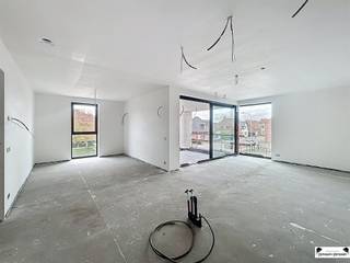 <p><span>Luxueus energiezuinig nieuwbouw appartement 1.4 gelegen in blok A </span></p><p><span> </span></p><p><span>Het appartement op de eerste verdieping heeft een oppervlakte van 110,9 m</span><span><sup>2</sup></span><span>, 2 slaapkamers, 1 badkamer en een terras zodat u steeds in alle rust van de omgeving kan genieten. </span></p><p><span>Ondergronds bevindt er zich een ruime parkeergarage met garageboxen, autostaanplaatsen en afzonderlijke bergingen.</span></p><p><span> </span></p><p><span>Ieder appartement is uitgerust met vloerverwarming  d.m.v. een lucht-water warmtepomp en met een mechanisch ventilatiesysteem type C+evo. </span></p><p><span>De BEN-eisen (bijna energie neutraal) worden gerealiseerd door bijzondere aandacht te geven aan luchtdichtheid, goede isolatie, zuinige verwarmingsinstallaties en zonnepanelen. Iedere unit wordt afgewerkt met hoogwaardige materialen. </span></p><p><span> </span></p><p><span>De indeling van het appartement/woning is als volgt:  een ruime leefruimte met aansluitend een open keuken (samen met een oppervlakte van ca. 45,5 m</span><span><sup>2</sup></span><span>), wasruimte/ berging, nachthal met toegang tot de 2 slaapkamers,</span></p><p><span>1 badkamer met douche en ligbad en een apart toilet.</span></p><p><span> </span></p><p><span>Verder bepaalt u zelf de 'look and feel' van uw eigen appartement door uw keuze te maken bij de aangegeven leveranciers.</span></p><p><span> </span></p><p><span>Prijs van het appartement</span></p><p><span>Grondwaarde:€ 104 000,00 (exclusief 12% RR)€ 116 480,00 (inclusief 12% RR)</span></p><p><span>Constructie waarde:€ 286 000,00 (exclusief 21% BTW)€ 346 060,00 (inclusief 21% BTW)</span></p><p><span>TOTAAL:</span><span>€ 390 000,00 (exclusief kosten)€ 462 540,00 (inclusief kosten)</span></p><p><span> </span></p><p><span>Voor een visualisatie van het volledige project werd een maquette gemaakt dat tentoongesteld wordt op het kantoor van Janssen en Janssen – Theo Verellenlaan 55, Gooreind Wuustwezel</span></p><p><span>Daarnaast zijn het lastenboek en plannen zijn op kantoor te verkrijgen na afspraak: tel 03/663 44 44</span></p><p><span> </span></p><p><span>Garagebox of autostaanplaats en berging zijn verplicht bij aan te kopen!</span></p><p><span> </span></p><p><span>Meer info op www.janssenenjanssen.be</span></p><p><span> </span></p><p><span> </span></p>