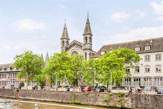 Ideaal gelegen langs de Schelde geniet dit gemengd gebouw van een bevoorrechte ligging met een panoramisch uitzicht op de rivier en een vlotte toegang tot de belangrijkste invalswegen van Doornik. In de onmiddellijke nabijheid van winkels, parkings, restaurants, scholen en openbaar vervoer biedt dit pand een uitstekende zichtbaarheid en een frequente passage, zowel te voet als met de wagen. Het gelijkvloers bestaat uit een ruime handelsruimte met etalage die rechtstreeks uitgeeft op de kaai, kantoren, een opslagruimte en een aangename kleine buitenkoer, ideaal om even te genieten van een ontspannend moment. Op de eerste verdieping ontdekt u een lichtrijke leefruimte met een prachtig uitzicht op de Schelde, een uitgeruste keuken, een badkamer en een douche. De tweede verdieping biedt eveneens een lichtrijke leefruimte met zicht op de rivier, twee slaapkamers, een uitgeruste keuken en een douchekamer. Het pand beschikt ook over een grote kelder. Dankzij zijn uitzonderlijke ligging, sterke zichtbaarheid en configuratie die handel en wonen combineert, vormt dit gebouw een mooie opportuniteit voor een professionele activiteit, een investeringsproject of een gemengd gebruik. Een zeldzaam pand aan de oever van de Schelde, dat een strategische ligging, commercieel potentieel en een aangename leefomgeving combineert. Voor een bezoek, contacteer Loïc: loicvddv@immobeguin.be