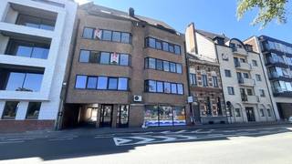 Dit gerenoveerd appartement bevindt zich op de 5e verdieping:<br /><br />Indeling:<br /><br />- leefruimte met een nieuwe open keuken<br />- slaapkamer <br />- badkamer met ligbad, lavabo en toilet en aansluiting voor wasmachine<br /><br />Het gebouw is voorzien van een lift, wat het appartement extra toegankelijk maakt.<br /><br />Fietsenberging aanwezig.<br /><br />Het appartement is verhuurklaar, wat het ook een interessante optie maakt voor investeerders.<br /><br />Op zoek naar een appartement met 1 slaapkamer op een centrale locatie? Neem contact met ons op voor meer informatie of een bezichtiging!<br /><br />Dit pand is onderworpen aan de renovatieverplichting van de Vlaamse overheid voor residentiële gebouwen (behoudens bij sloop binnen 5 jaar na de aankoop). Consulteer voor meer informatie de website van het Vlaams Energie- en Klimaatagentschap via https://www.vlaanderen.be/een-woning-kopen/renovatieverplichting-voor-residentiele-gebouwen<br /><br />Bestuursmaatregelen in het maatregelenregister: in aanvraag