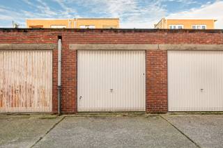 <p>Op zoek naar een veilige parkeerplaats of extra opslagruimte op een gunstige locatie? Ontdek dan deze gesloten manuele garagebox van ca. 10 m², rustig gelegen achter het appartementsblok aan de Laarsebaan 93 in Merksem.</p>
<p>De garagebox bevindt zich op een achterliggend terrein en is bereikbaar via de linkerzijkant van het appartementsgebouw aan Laarsebaan 87. Hierdoor geniet je van rust, privacy en extra veiligheid. De garage is bovendien zeer goed onderhouden en asbestveilig, waardoor je ze meteen zonder zorgen kan gebruiken. Ideaal voor het parkeren van je wagen of motor, maar ook perfect als praktische opslagruimte.</p>
<p>Ook de ligging is hier een enorme troef. Dankzij de vlotte bereikbaarheid en de centrale ligging nabij belangrijke verbindingswegen is deze garagebox ideaal voor eigen gebruik, maar ook een interessante investering met aantrekkelijk verhuurpotentieel.</p>
<p><strong>Troeven:</strong></p>
<ul>
<li>
<p>Gesloten garagebox van ca. 10 m²</p>
</li>
<li>
<p>Zeer goed onderhouden en asbestveilig</p>
</li>
<li>
<p>Centrale en vlot bereikbare ligging</p>
</li>
</ul>
<p></p>