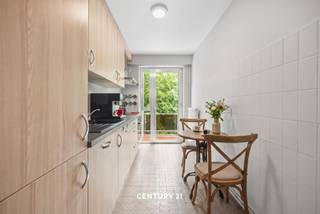 <p>Dit gezellig appartement is rustig gelegen aan de achterzijde van de residentie Lotus, in de Karterstraat te Kortenberg. De Karterstraat is een gunstig gelegen woonstraat die rust combineert met uitstekende bereikbaarheid en voorzieningen. Het bevindt zicht in de nabijheid van winkels, supermarkten, scholen en heeft een goede aansluiting op de verbindingswegen.</p><p>Het appartement werd volledig gerenoveerd in 2017 en omvat een inkomhal, een lichtrijke leefruimte met aansluitend terras dat u een fijne buitenruimte biedt om te ontspannen , een functionele volledig geïnstalleerde keuken en een praktische berging. Verder zijn er twee comfortabele slaapkamers, een badkamer en een apart toilet in de nachthal. Tot slot beschikt het appartement ook over een garage voor een kleine wagen, wat zorgt voor extra comfort en gemak.</p><p>Interesse? Maak vandaag nog uw afspraak op 016 229 228 of mail naar office@connect-immo.be </p><p>EPC: 136 kWh/² - UC: 38869939 - Label B<br />Wg-Gdv-Vkr-Gvv</p>