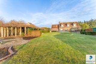 Klassevolle villa met handelsruimte, dubbele garage, grote tuin met zwembad, poolhouse en landelijk uitzicht op een perceel va 1.370 m². Rustig...