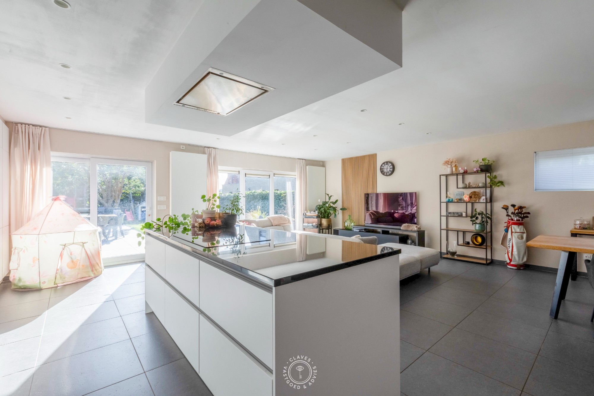 Moderne en energiezuinige halfopen bebouwing met zonnepanelen en zonnige tuin in een rustige woonwijk te Kieldrecht - foto 5