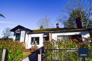 De villa is gelegen op een mooi perceel van 11 a 71 ca en beschikt over voldoende privé parkeergelegenheid op eigen terrein, aangevuld met een...