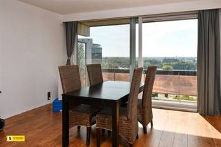 <p><span>Ontdek deze prachtige appartement in het hart van Borgerhout, ideaal voor wie houdt van het leven in de stad. Dit ruime appartement van 86m² biedt twee comfortabele slaapkamers, perfect voor een gezin of als gastenkamer en kantoorruimte.</span></p><p><span> </span></p><p><span>De lichte woonkamer is het stralende middelpunt van het huis, met grote ramen die zorgen voor een overvloed aan natuurlijk licht en een adembenemend uitzicht over de skyline van de stad. Vanuit de woonkamer heeft u toegang tot het gezellige balkon, waar u kunt genieten van de ochtendzon en de frisse lucht.</span></p><p><span> </span></p><p><span>De moderne keuken is volledig uitgerust met alle nodige toestellen en biedt voldoende opbergruimte. Een ideale plek om culinaire hoogstandjes te creëren en gezellig te dineren.</span></p><p><span> </span></p><p><span>Verder biedt het appartement een smaakvolle badkamer met een praktische inloopdouche en een elegante wastafel. Een apart toilet is ook voorzien voor extra comfort.</span></p><p><span> </span></p><p><span>Het gebouw zelf is omgeven door prachtig aangelegde tuinen en biedt ook een praktische fietsenberging en tal van parkeermogelijkheden vlakbij. </span></p><p><span> </span></p><p><span>De moderne en high-tech techniek van infra-rood panelen die dit appartement aanbieden, horen mee in de prijs.</span></p><p><span> </span></p><p><span>Het complex beschikt over voldoende ruimte voor mogelijkheden en recreatie.</span></p><p><span> </span></p><p><span>Mis deze kans niet om te wonen in een bruisende buurt te midden van het culturele en commerciële centrum van Borgerhout. Neem vandaag nog contact op voor een bezichtiging!</span></p><p><span> </span></p><p><span>Vaste kosten opgesplitst in 68 euro reserve kapitaal, en 233.90 euro voor werkkapitaal.</span></p><p><span> </span></p><p><span>Staanplaats en berging verplicht aan te kopen 25.000 euro.</span></p>