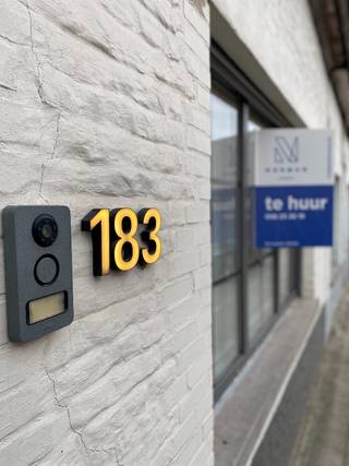 Hedendaagse woning met tuin en 1 slaapkamer te Heule.<br /><br />Deze knusse, gezellige, knap afgewerkte woning staat te koop. Het betreft een recent gerenoveerde woning met vele troeven!<br /><br />Inkom met apart toilet, toegang naar de badkamer, trap naar het verdiep en doorgang naar de leefruimte. De leefruimte is voorzien van parket, designverlichting, TV meubel en keuken om de hoek. Al deze ruimten hebben zicht over het terras en de tuin.<br /><br />De badkamer bevat een inloopdouche, wastafel met bijhorende kasten en vooral voldoende ruimte. Het verdiep is 1 heel grote slaapkamer.<br /><br />De tuin is voorzien van een groot terras, zithoek, bergruimte en grasperk.<br /><br />EPC WORDT HERWERKT, WE GAAN UIT VAN EEN WIJZIGING TOT EEN EPC C<br /><br />PLUSPUNTEN:<br />+ recente renovaties achter de rug<br />+ tuin<br />+ leuke inrichting