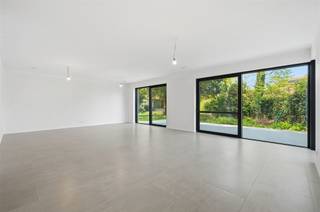 <p><span>Voor u binnentreedt in deze zeer ruime woning, vallen verscheidene elementen op: mooie, gelijmde gevelstenen (MBI Geostylistics), veel parkeermogelijkheden (ruime garage met sectionaalpoort) en onderhoudsvriendelijke materialen. Alle terrassen en looppaden rondom de woning zijn uitgevoerd in gepolierd beton. Binnen spotten we open inkomhal verbonden met de leefruimte en een trap in zwart gehamerd graniet. De leefruimte is ruim en breed opgevat, met veel lichtinval door de twee grote alu-hefschuiframen. De halfopen greeploze maatkeuken, met een handelswaarde van circa €65.000, steelt de show. Aan alles werd gedacht: een eiland met zitplaatsen, MDF gelakte fronten, composiet werkblad, kookplaat, dampkap, ingebouwde oven en microgolf, ingebouwde koelkast en vriezer, wijnkoeler en geïntegreerde stopcontacten. Qua bergruimte is voorzien in een gelijkvloerse berging en een wasplaats op de eerste verdieping. Voor de 3 ruime kamers (UTP-aansluitingen) met veel lichtinval, staan 2 badkamers ter beschikking: een badkamer met ligbad, dubbele lavabo (solid surface) en inloopdouche, plus een tweede badkamer met inloopdouche en enkel meubel. De 3 hangtoiletten werden apart ondergebracht, met handlavabo plus spiegel. Deze BEN-woning scoort goed, met vloerverwarming, warmtepomp, zonnepanelen, semi-domotica (teleruptoren), hoogwaardig eiken parket (bovenverdieping).</span></p><p><span> </span></p>