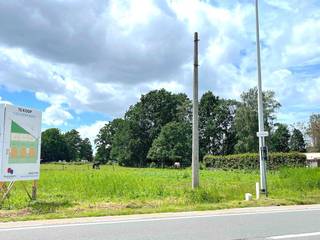 <p>Een perceel bouwgrond voor open bebouwing en gelegen op 8a 34ca met een straatbreedte van 19,51m en mooi zicht op achterliggende weilanden. Het perceel is gelegen in woongebied met landelijk karakter, en achteraan in agrarisch gebied.</p><p>Deze bouwgrond is gelegen in een recente goedgekeurde verkaveling (van 3 loten).</p>