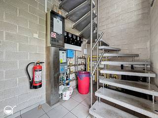 Deze ruime eengezinswoning werd omgebouwd tot vijf afzonderlijke studio’s. Hoewel de verbouwing niet vergund is, biedt dit pand tal van mogelijkheden voor wie op zoek is naar een interessante investering of een project met potentieel.<br /><br />Elke studio is functioneel ingedeeld, voorzien van een eigen keuken en badkamer, en beschikt over een gunstig EPC-label. <br /><br />De Trekweg is een rustige straat met een vlotte verbinding naar Gent-centrum — in minder dan 15 minuten fiets je naar het hart van de stad. Ook openbaar vervoer en winkels bevinden zich in de nabije omgeving.<br /><br />Een unieke kans voor investeerders of handige kopers die op zoek zijn naar een pand met rendementspotentieel op een toplocatie aan het water!<br /><br />Is dit iets voor u? Vraag dan hier uw afspraak aan.<br /><br />Indien meerdere keren de vraagprijs wordt geboden, behoudt de eigenaar zich het recht om eventueel onder gesloten enveloppe te laten bieden door degenen die de vraagprijs boden.