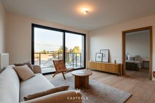 Een comfortabele thuis in het groen<br /><br />In het idyllische Kluisbergen, aan de rand van de Vlaamse Ardennen, vindt u een residentie waar rust en modern wonen elkaar versterken. Hier bieden we u een stijlvol en instapklaar 1-slaapkamerappartement op de eerste verdieping aan – een perfecte combinatie van licht, ruimte en toegankelijkheid.<br /><br /><strong><u>Slim ingedeeld voor maximaal comfort</u></strong><br />Dit appartement is uitgerust met:<br />– Een luchtige leefruimte met open keuken, ideaal voor gezellige momenten<br />– Een ruime slaapkamer met aangename lichtinval<br />– Een modern afgewerkte badkamer met alle nodige comfort<br /><br />De oorspronkelijke functie als serviceflat vertaalt zich in een praktische en toegankelijke indeling, met brede doorgangen en open circulatie. Dankzij de lift in het gebouw bereikt u de eerste verdieping moeiteloos – een troef voor jong én oud, en bijzonder geschikt voor wie denkt aan zorgeloos wonen op lange termijn.<br /><br /><strong><u>Troeven van de residentie</u></strong><br />Bewoners genieten hier van tal van extra’s:<br />– Een efficiënt ventilatiesysteem<br />– Een gemeenschappelijke infraroodsauna<br />– Een mooie binnentuin, een ontspanningszaal en pétanquebanen<br />– Een handige fietsenstalling voor wie graag beweegt in de natuur<br /><br /><strong><u>Extra voordeel voor snelle beslissers</u></strong><br />De eerste 15 kopers krijgen een unieke kans: kies zelf de kleur van uw binnenmuren. Zo voelt u zich meteen thuis.<br /><br /><strong><u>Groen, rust en verbondenheid</u></strong><br />Met het Kluisbos vlakbij, talloze wandel- en fietspaden en een hechte gemeenschap, is Kluisbergen een plek waar het heerlijk leven is.<br /><br /><u>Contacteer Pierre op 09/396 10 21 of via pierre@casteelsvastgoed.be</u>