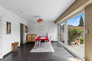 In een rustige en gegeerde woonomgeving te Sint-Michiels bevindt zich deze verzorgde woning met een bijzonder aangename indeling, veel lichtinval...