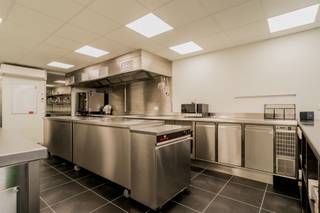 In dit gezellig straatje dat de Bruul en de Ijzerenleen verbindt, op wandelafstand van de Grote Markt, vind je dit veelzijdige handelspand met...