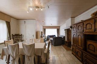 <p>Deze woning uit 1952 is gunstig gelegen langs de Broechemsesteenweg in Nijlen, met een vlotte verbinding naar de E313 en nabij winkels, scholen en openbaar vervoer.</p><p>De woning is te renoveren en biedt een uitstekende kans om volledig naar eigen smaak en wensen in te richten. Met een bewoonbare oppervlakte van ca. 130 m² beschikt u over voldoende ruimte om een comfortabele gezinswoning te creëren. Daarnaast geniet u van een ruim perceel van maar liefst 570 m².</p><p>Indeling:<br />Gelijkvloers: inkomhal, living, keuken, badkamer met toilet en een berging/wasruimte.<br />Verdieping: 3 slaapkamers (18 m², 10 m² en 6,5 m²).</p><p>Verder beschikt de woning over een bergzolder, een kleine kelder, een garage en een tuinberging. De grote, volledig omheinde tuin met vijver biedt tal van mogelijkheden. Op de oprit is er plaats voor 4 wagens.</p><p>Nieuwsgierig geworden? Maak snel uw afspraak en bel 0486-63 14 86 of mail info@vastgoedhuys.be</p>