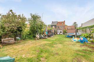 Deze instapklare half-open gezinswoning is gelegen op een mooi ZW-gericht perceel van 6 are 90 ca in Veltem-Beisem. Niet ver van de dorpskern en met goede verbindingen naar Leuven en Brussel.<br />Het gelijkvloers omvat een grote lichtvolle leefruimte (recente ramen/rolluiken), een achterliggende ingerichte keuken met toegang tot het Zuid-gericht terras, een grote berging, wasplaats en 2 garages. Op het 1ste verdiep bevinden zich 3 slaapkamers en een badkamer. De 4de slaapkamer met mezzanine en velux-ramen strekt zich uit over het ganse zolderverdiep. Ondergronds is er een voorraadkelder met een nieuwe gasketel dd 2026.<br />Het platte dak achteraan werd net bijkomend geïsoleerd en eind september worden hierop 6 nieuwe zonnepanelen geplaatst met een totaal vermogen van 2820 Wpiek.<br />Voor meer info of bezoek kan u me bereiken op 0477284876 of via vincent@immojanstas.be. Bijkomende info (EPC, vastgoedinfo, asbest, ... ) kan U hieronder downloaden ↓
