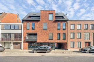 Ontdek dit prachtig duplex appartement waar comfort en gezelligheid harmonieus samenkomen!<br />Bij het binnenkomen wordt u verwelkomd in een verzorgde inkomhal die meteen een gevoel van thuiskomen creëert. Aansluitend bevindt zich een apart gastentoilet met wastafel, hangtoilet en dubbele doorspoel en een praktische bergruimte, ideaal voor extra opslag en een georganiseerde leefomgeving met een extra lavabo, ventilatiesysteem D, cv-ketel, ingebouwde schappen alsook plaats voor een extra ijskast en/of diepvries.<br />De gezellige woonkamer heeft een parket vloer, ingebouwde kasten, surround geluidssysteem, aansluiting televisie en airco. De volledig geïnstalleerde keuken (hoogglans kasten, inductiekookfornuis, dampkap, heteluchtoven, microgolfoven, dubbele spoelbak, vaatwasser, airco) heeft ook een gezellig keukeneiland alsook een extra geïntegreerd zitgedeelte met televisieaansluiting, ingebouwde kasten en surround geluidssysteem — de perfecte plek om samen te koken, te tafelen of te genieten van een ontspannen koffiemoment. Dankzij de directe toegang tot het terras via de woonkamer wordt binnen moeiteloos met buiten verbonden. Hier kan u in alle rust genieten van een zonnig ontbijt of een sfeervolle avond, zelfs met een luifel om de extra warmte even te kunnen ontsnappen.<br />Op de bovenverdieping bevinden zich twee slaapkamers, allebei uitgerust met airco. De badkamer is praktisch ingericht en biedt alle comfort voor het dagelijkse leven met vele ingebouwde kasten, hangtoilet, aansluiting voor wasmachine en droogkast, grote enkelvoudige wastafel en ruime regendouche. Garageboxen beschikbaar. Alle verlichting en gordijnen zijn inclusief in de prijs, een mooie extra om direct te kunnen settelen!<br />Dit duplex appartement combineert functionaliteit met een warme uitstraling en is ideaal voor wie op zoek is naar een instapklare woonst met een aangename indeling en een gezellig terras.