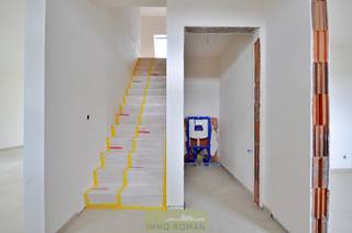 In het <strong>rustig gelegen</strong> Amougies ligt deze prachtige nieuwbouw, perfect gecombineerd met rust, comfort en een toplocatie. Alle voorzieningen zoals winkels, scholen en openbaar vervoer zijn dichtbij, en de woning ligt centraal tussen <strong>Avelgem, Kluisbergen en Ronse</strong>.<br /><br /><strong>Indeling van de woning:</strong>
<ul>
<li>Gelijkvloers: inkomhal, gastentoilet, ruime woon- en eetkamer, keuken, berging/wasplaats en<strong> carport</strong></li>
<li>Eerste verdieping: overloop met ruimte voor bureau of dressing, badkamer en <strong>3 zeer ruime slaapkamers!</strong></li>
</ul>
<strong>Kenmerken</strong>: Ventilatiesysteem D, regenwater, warmtepomp, vloerverwarming, <strong>inspraak in materiaalkeuze</strong>: sanitaire toestellen, keukenmeubilair, keuken toestellen, vloeren... <strong>Deze woning kan tevens casco aangekocht worden.</strong><br /><br />Wonen hier betekent genieten van moderne luxe in een rustige omgeving, met prachtige vergezichten op de Kluisberg.<br />Meer info of een bezoek plannen? Contacteer Kyamo De Smet op 0479 06 13 71.