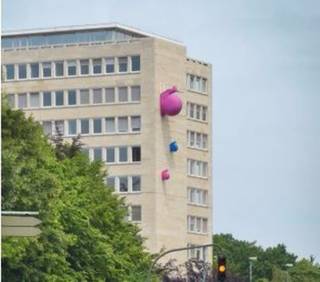 De gebouwen zijn gelegen aan de westkant van Brussel, vlakbij Tervuren, in de directe omgeving van de Brusselse ring. Het gebied is goed...