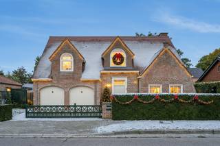 In een rustige, doodlopende straat en toch dicht bij het centrum van Willebroek, ontdek je deze charmante en instapklare villa. Een...