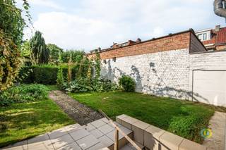 <p><span>Deze verzorgde woning vormt de ideale basis voor wie op zoek is naar een thuis die naar eigen smaak kan worden gemoderniseerd. Het pand werd doorheen de jaren met zorg onderhouden en beschikt over een logische en praktische indeling. Op het gelijkvloers bevinden zich een inkomhal, garage, woonkamer, keuken en veranda, die uitgeven op een aangename, volledig afgesloten tuin met veel privacy. Op de eerste verdieping zijn er twee ruime slaapkamers, een bureau en een badkamer. De zolder, momenteel bereikbaar via een trapluik, kan mits het plaatsen van een vaste trap worden omgevormd tot een extra slaapkamer of hobbyruimte. Bovendien is de woning volledig onderkelderd, wat zorgt voor veel bergruimte. De ligging in de rustige wijk Het Voor staat garant voor een aangename woonomgeving, terwijl de bereikbaarheid uitstekend blijft. De Brusselse Ring bevindt zich vlakbij en ook scholen, winkels en openbaar vervoer liggen op korte afstand. Houd er rekening mee dat de woning onderworpen is aan de energetische renovatieverplichting, wat inhoudt dat deze binnen de vijf jaar na aankoop energiezuiniger moet worden gemaakt. Hiervoor kunt u echter mogelijks beroep doen op premies of een renovatielening met een gunstige rentevoet.</span><span> </span></p>