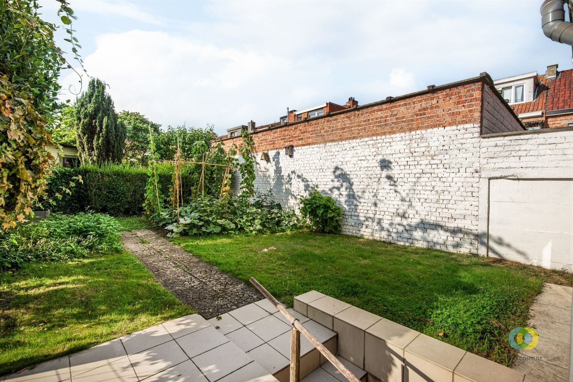 Op te frissen woning met tuin en potentieel - foto 2