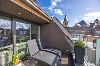 Centraal gelegen in de Westendelaan bevindt zich dit bijzonder verzorgd <u>duplexappartement</u> met een <strong>hoogwaardige afwerking</strong>, drie slaapkamers en <strong>twee ruime terrassen.</strong><br />Dankzij de combinatie van veel lichtinval, hedendaags comfort en een uitstekende <strong>EPC-score A</strong> is dit een eigendom die zowel geschikt is als vaste woonst als tweede verblijf.<br /><br /><strong>Grote raampartijen</strong> aan beide zijden zorgen voor een aangename <u>lichtinval</u> en geven rechtstreeks toegang tot de terrassen voor- en achteraan.<br />Beide terrassen zijn afgewerkt met ingebouwde verlichting en stopcontacten. Op het terras achteraan werd bovendien een warmtelamp voorzien, waardoor u hier ook op frissere momenten comfortabel buiten kunt zitten.<br /><br />Centraal in de leefruimte bevindt zich de <strong>open keuken</strong> met ruim kookeiland en <u>zitgedeelte</u>.<br />De keuken werd afgewerkt met een granieten werkblad en is uitgerust met <strong>kwalitatieve Miele-toestellen</strong>, waaronder een inductiekookplaat, vaatwasser, combi-stoomoven, warmtelade en ingebouwde koffiemachine.<br />Ook een <u>wijnkoeler</u> werd netjes geïntegreerd.<br /><br />Verder beschikt deze verdieping over een <u>afzonderlijk toilet</u> en een ruime berging met aansluitingen voor wasmachine en droogkast, een uitgietbak en de nodige technische voorzieningen.<br />De <u>driedubbele beglazing</u>, elektrisch bedienbare zonwering en slimme thermostaat dragen bij aan het hoge wooncomfort.<br /><br />Op de bovenverdieping bevinden zich <strong>drie volwaardige slaapkamers</strong>. De dakramen zijn voorzien van buitenzonwering en gedeeltelijke verduistering. Twee slaapkamers beschikken bovendien over aansluitingen voor televisie.<br />De badkamer werd ruim ingericht met een dubbele wastafel, ligbad en aparte douche met regenfunctie. Daarnaast is er op deze verdieping nog een tweede afzonderlijk toilet en bijkomende bergruimte.<br /><br />De residentie beschikt over een afgesloten <strong>gemeenschappelijke fietsenstalling</strong> en een afzonderlijke afvalberging.<br />Bijkomend bestaat de mogelijkheid om een privatieve parkeerruimte aan te kopen, geschikt voor <u>meerdere wagens.</u><br /><br />Een instapklaar en energiezuinig duplexappartement met uitzonderlijk veel ruimte, een sterke afwerking en een centrale ligging op wandelafstand van winkels, horeca en de zeedijk.<br />