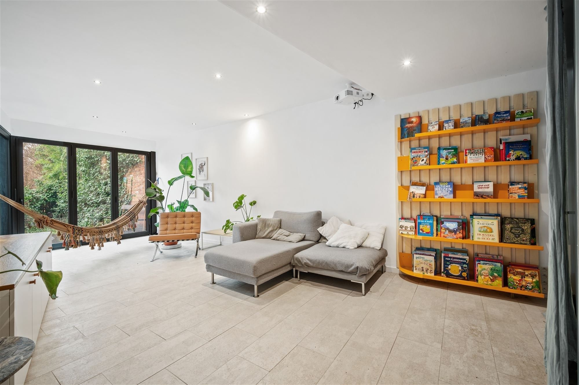 Ruime woning met 2 kamers, tuin, garage en staanplaatsen - foto 2