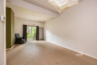 <p><span>In de Sint Antoniuslei te Brasschaat vinden we deze charmante woning met een aangename voortuin en een kleine maar gezellige tuin achteraan.</span></p><p><span>De woning beschikt over 2 ruime slaapkamers, een ruime badkamer en een praktische indeling met veel potentieel. Het geheel werd steeds goed onderhouden, maar is toe aan renovatie en modernisering, wat u de kans geeft om de woning volledig naar eigen smaak en hedendaagse normen in te richten.</span></p><p><span>Dankzij de solide basis vormt dit een interessante opportuniteit voor wie op zoek is naar een woning met ruimte, mogelijkheden en een goede ligging in Brasschaat.</span></p><p><span> </span></p><p><span>Aarzel bij interesse zeker niet om contact op te nemen. WIj plannen graag een bezoek voor u in!</span></p>