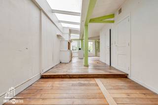 Cette maison de 4 chambres, fraîche et pleine de caractère, est située dans le quartier agréable de Sint-Niklaas et offre de nombreuses possibilités à ceux qui recherchent une maison chaleureuse et pleine de potentiel.En entrant dans la propriété, on ressent immédiatement l'atmosphère charmante et le caractère authentique. La propriété dispose de quatre chambres de taille normale, idéales pour une famille ou pour ceux qui souhaitent disposer d'un espace supplémentaire pour un bureau ou une salle de loisirs.À l'arrière se trouve un petit jardin idyllique où vous pourrez profiter de beaux moments à l'extérieur, en toute tranquillité. Parfait pour un barbecue confortable, un café au soleil ou tout simplement pour se détendre.L'emplacement est un atout absolu : vous êtes à une courte distance des écoles, des supermarchés et des transports publics, ce qui permet une organisation quotidienne facile et pratique.Cette propriété a besoin d'être rénovée, mais c'est justement pour cette raison qu'elle offre la possibilité de la meubler entièrement selon vos goûts et votre style. Une opportunité idéale pour ceux qui recherchent une maison abordable avec du caractère et beaucoup de potentiel.