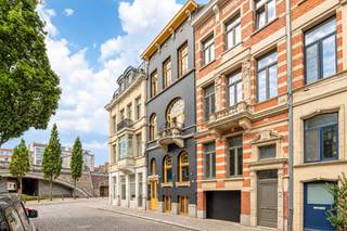 De Arendstraat bevindt zich in het populaire Zurenborg, een geliefde Antwerpse stadswijk gekend om haar karaktervolle architectuur, gezellige pleinen, horeca en levendige sfeer. De Draakplaats en de bekende Dageraadplaats bevinden zich vlakbij. Daarnaast zijn winkels, scholen, openbaar vervoer en het stadscentrum vlot bereikbaar.<br /><br />Het gebouw met deze prachtige eclectische gevel omvat 3 zelfstandige appartementen, die momenteel allemaal verhuurd zijn. <br /><br />De verhuureenheden zorgen samen voor een maandelijkse huuropbrengst van € 2.480